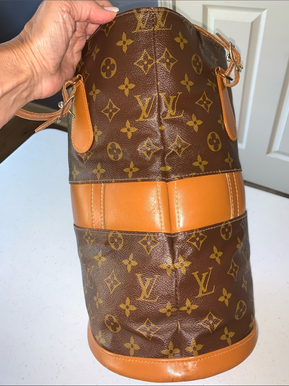 Vintage Louis Vuitton
Monogram Bucket GM Tote Matching Pouch HIGHLY SOUGHT AFTER - Picture 16 of 17